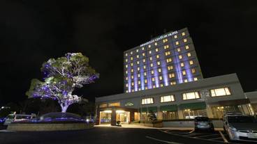 施設の正面 (日没後) / 4