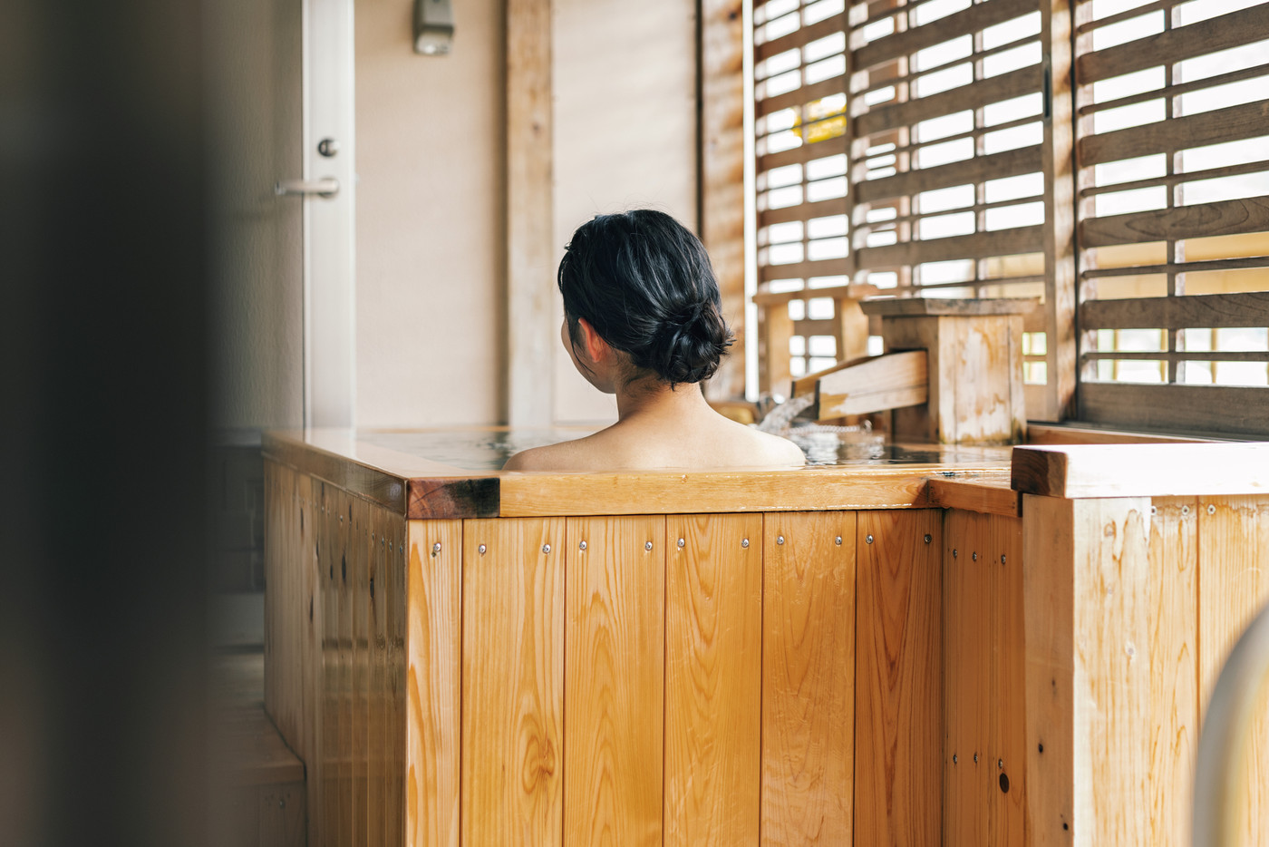 檜風呂に入る女性イメージ