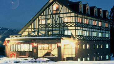 施設の正面 (日没後) / 1