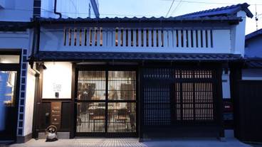 施設の正面 (日没後) / 1