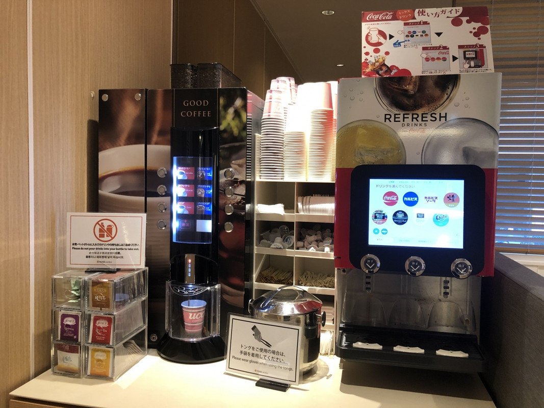 フロント近くにはセルフのドリンクコーナーもあります。