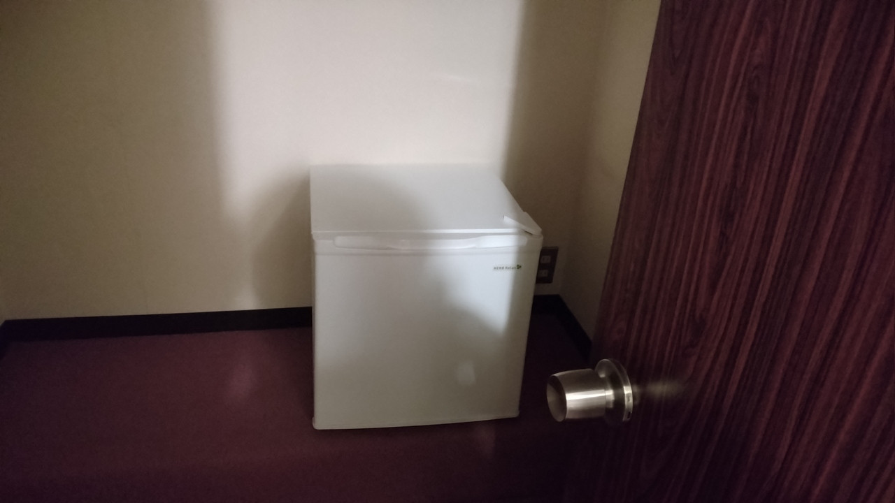 謎の小さな部屋にある冷蔵庫