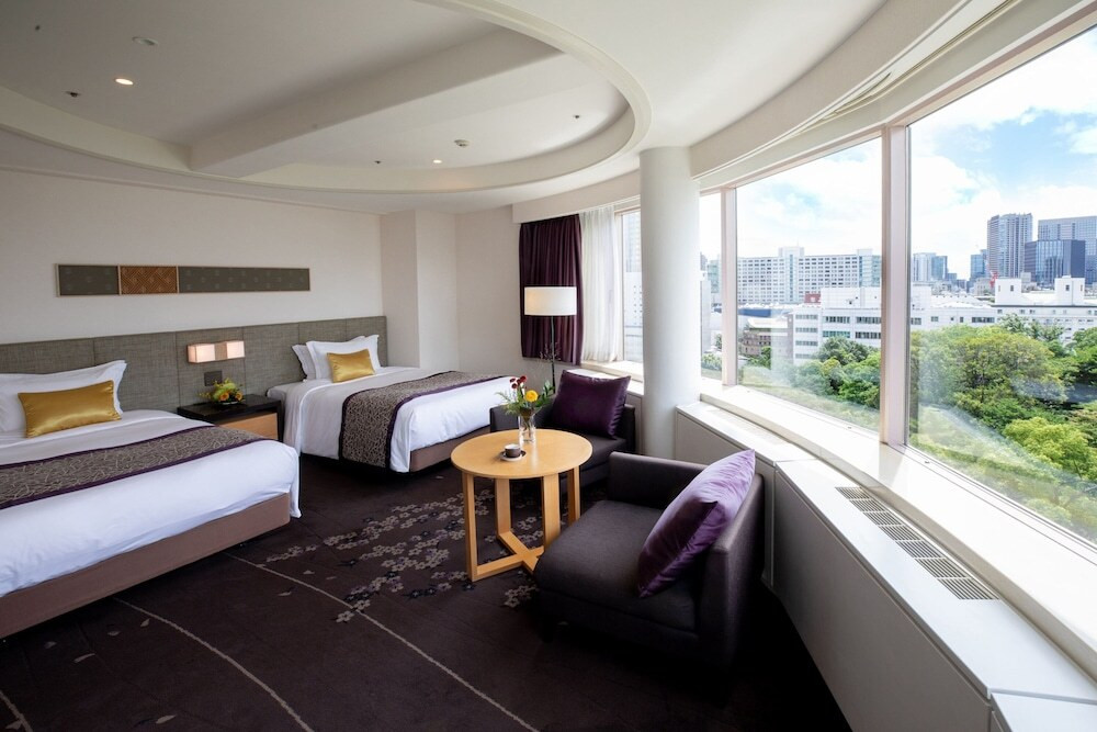 大きな窓からの景色を眺めてリラックス4232739