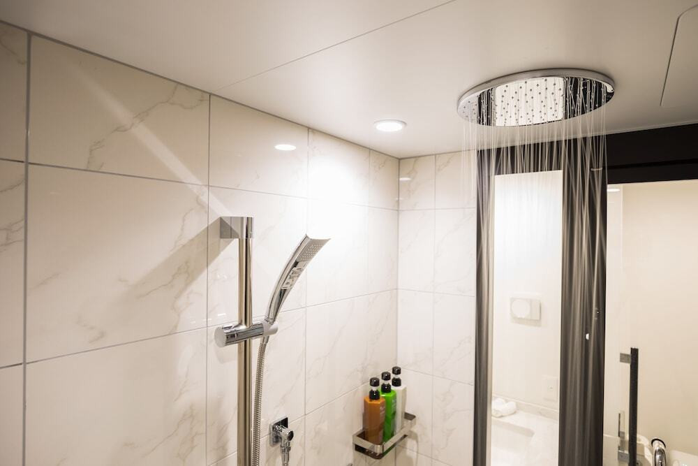 バスルームのシャワー