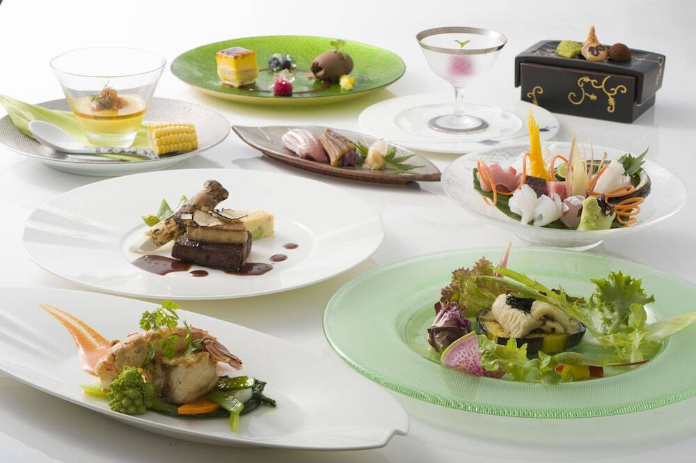 夕食も2人きり♡和とフレンチの懐石料理に舌鼓3454327