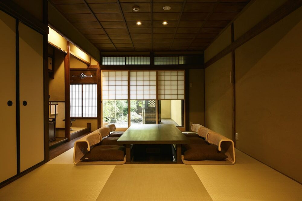 客室内のダイニングエリア