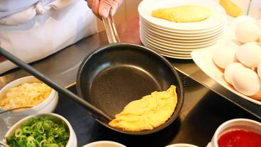 目の前で焼いてくれるオムレツ / 10