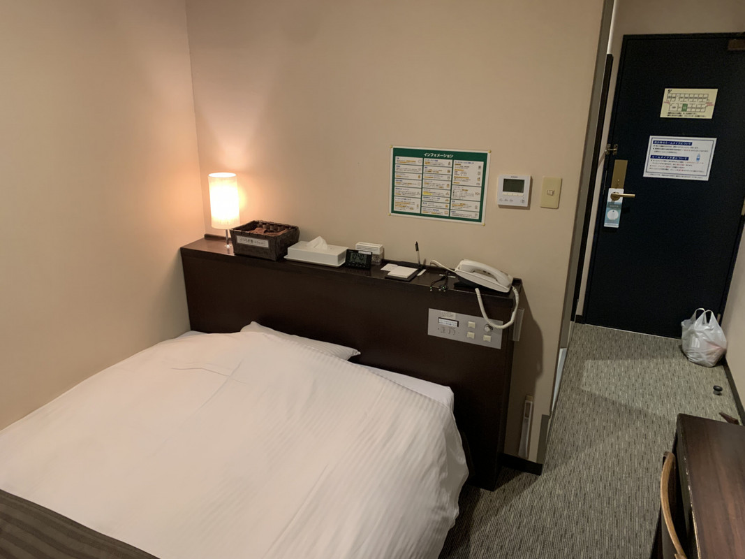 ベッド上の充電ケーブルが便利（いろんな端子に対応）