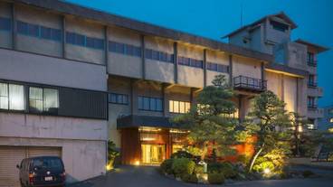 施設の正面 (日没後) / 1