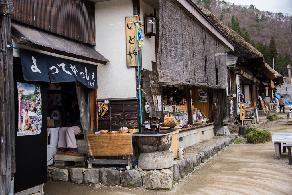 民家はお土産屋や食事処になっていて、全部のお店に寄りたくなっちゃう♪3905092