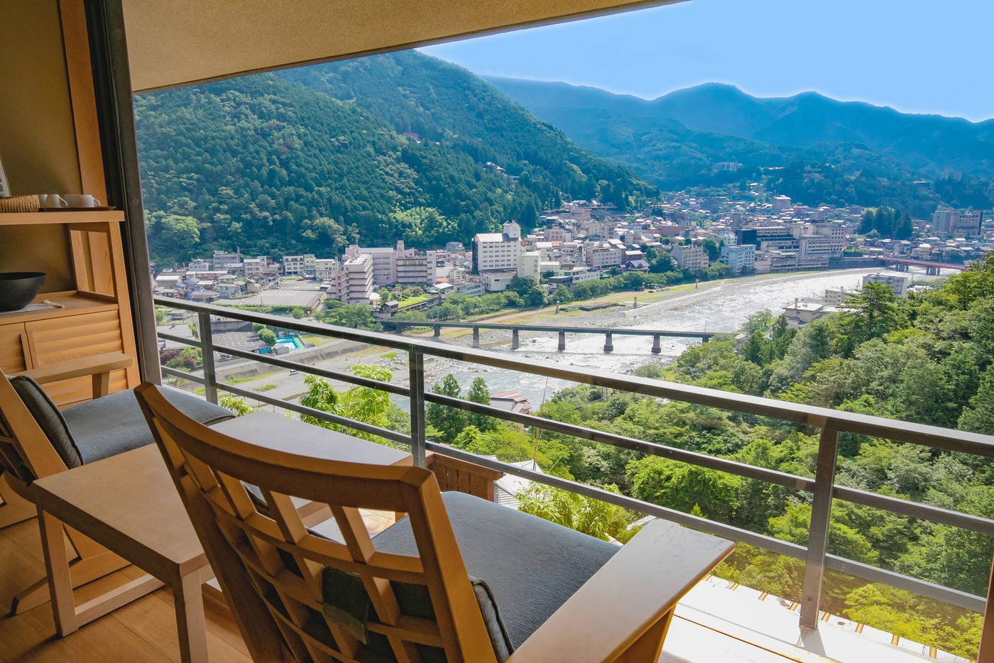 大きな窓からの景色をひとり占め♡天空に建つ大人の隠れ宿3423651