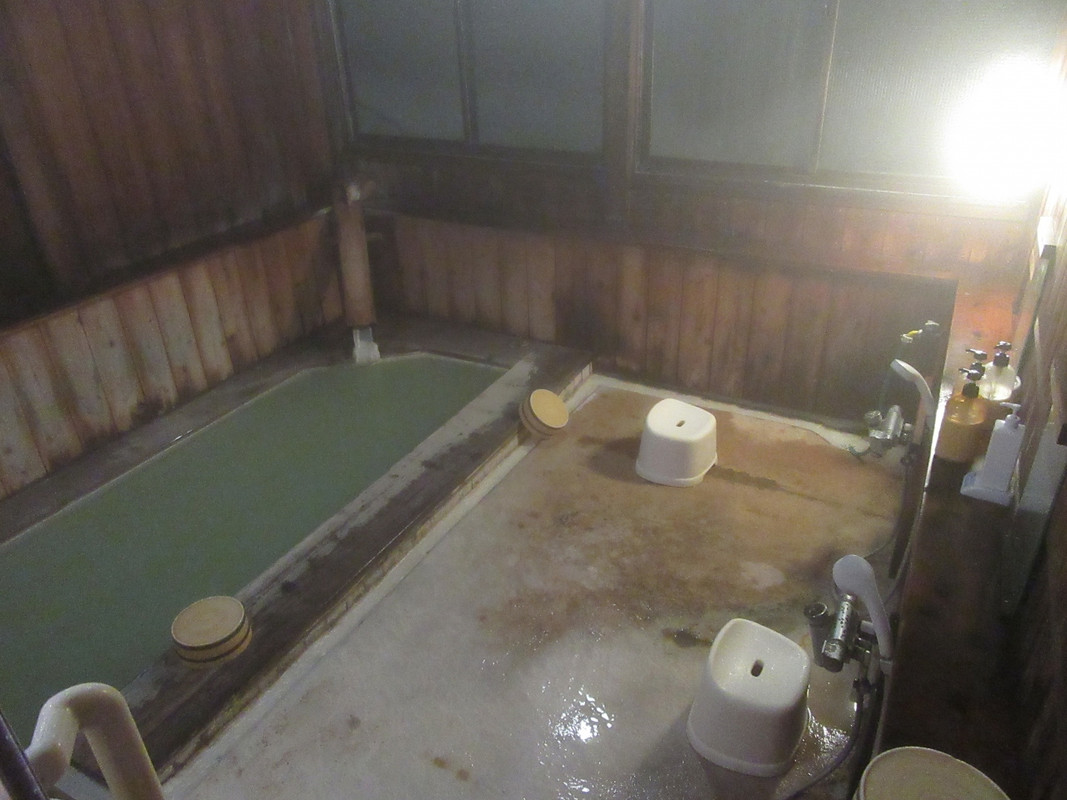 宝の湯はこじんまりした浴室で湯治場の雰囲気でした。