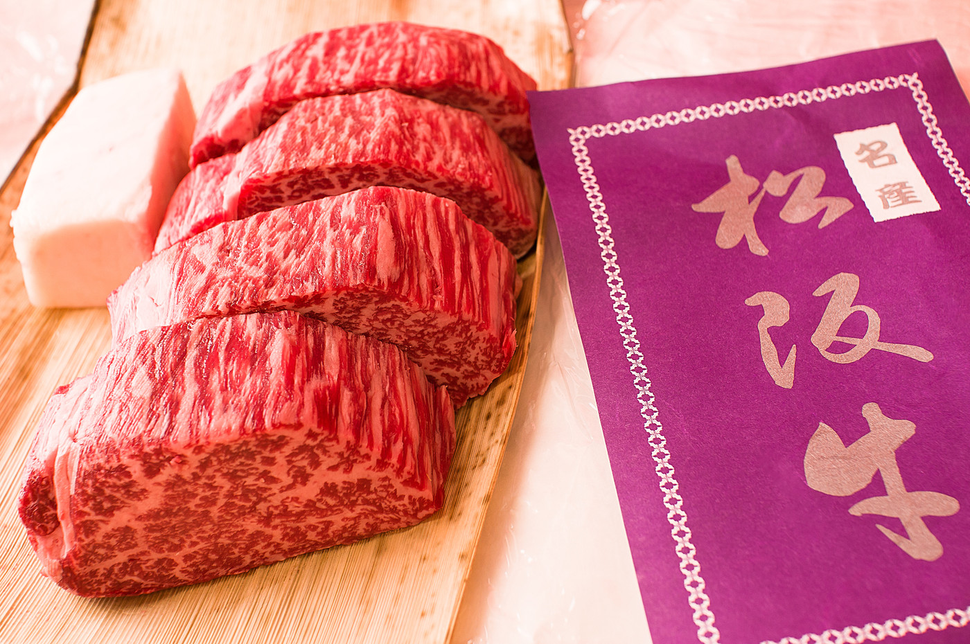日本三大和牛の1つ松坂牛の分厚いステーキ