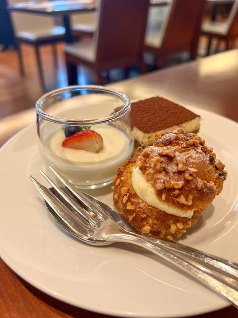 朝食のスイーツ一例。「北海道函館クリームチーズのチーズケーキ」など、道産食材を活かしたホテルメイドのスイーツを楽しめる / 1