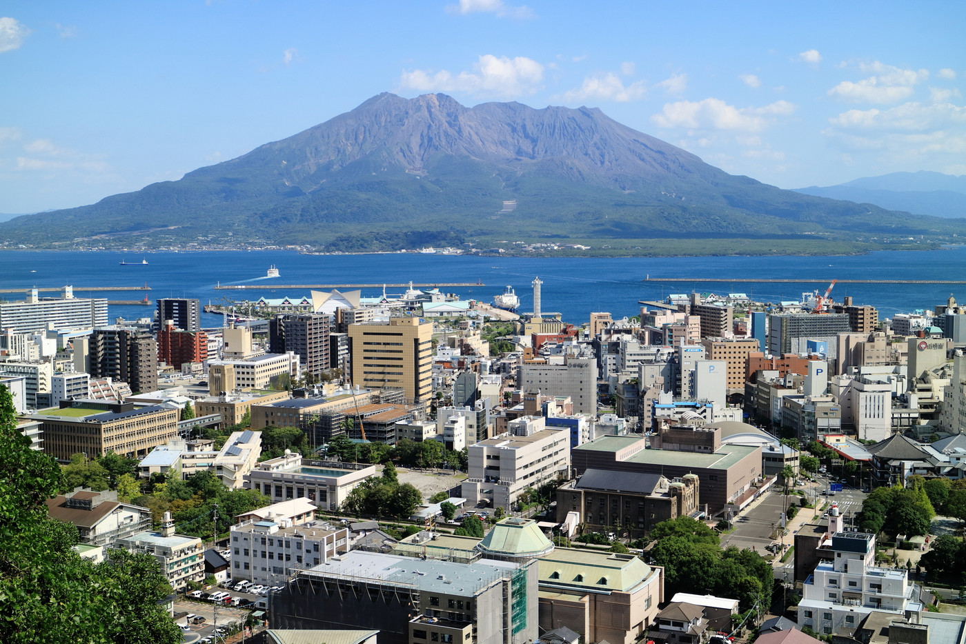 噴火も無く穏やかな桜島と鹿児島市の街並み