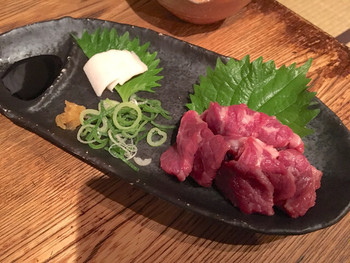 「京亀」 料理 57876003 馬刺し