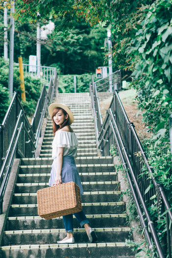 階段を登る女性