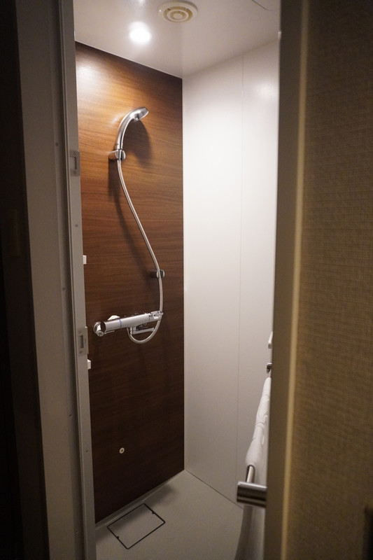 部屋はシャワー室のみ