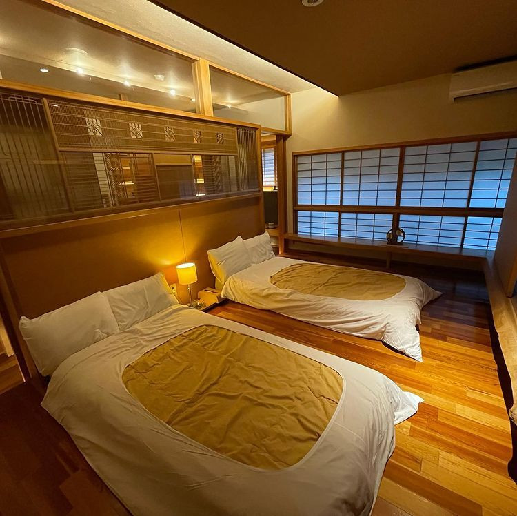 「創作特別室」は、宿の中で一番ゆとりのある造りのお部屋。居間と寝室に分かれており、広々と寛げる / 2