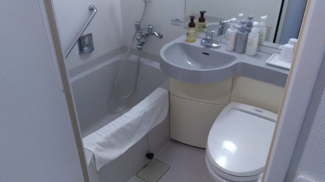 ウォシュレット式トイレと広めのバスルーム