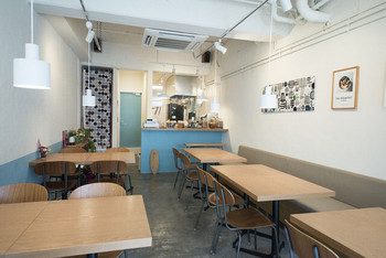 「C&C　BREAKFAST」内観 939084 北欧家具で統一された店内
