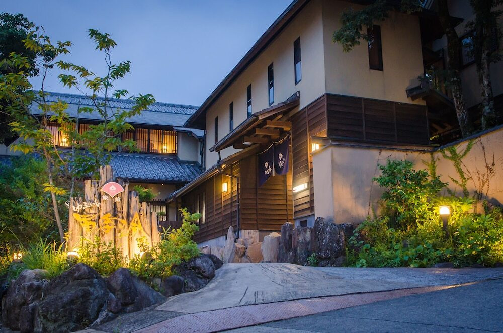 施設の正面 (日没後)