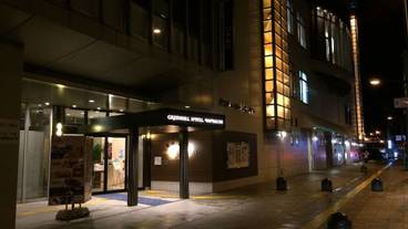 施設の正面 (日没後) / 3