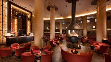 入口から目に入るラウンジ暖炉 / 4