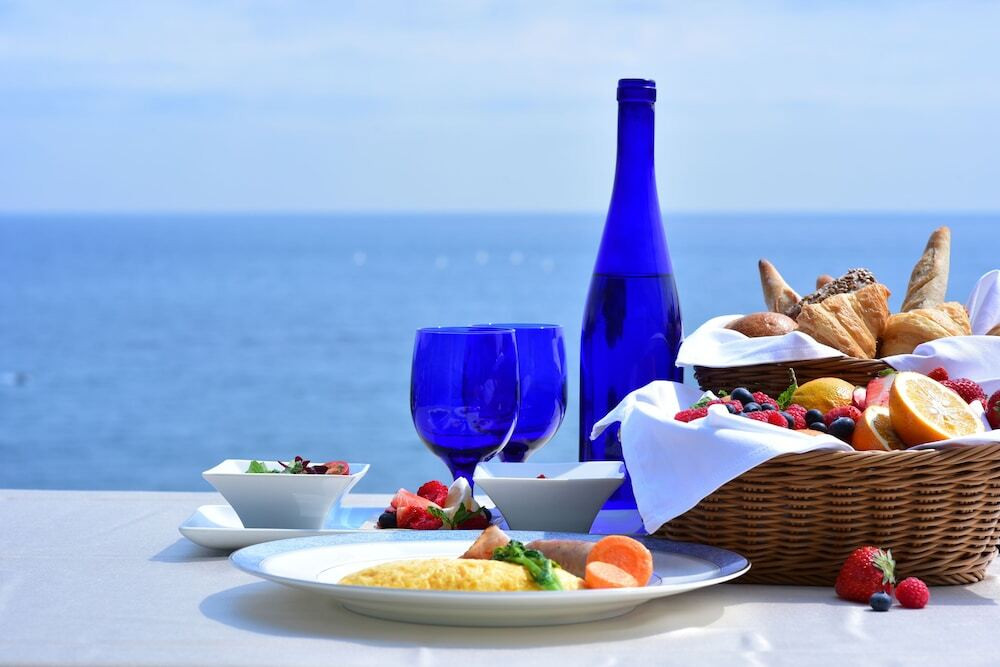 海を眺めながら楽しむおしゃれな朝食3439453