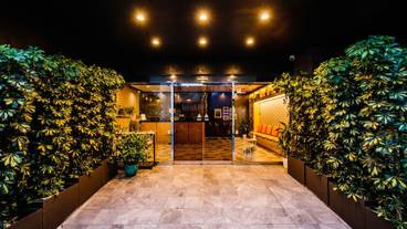 施設の正面 (日没後) / 1