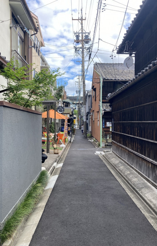 こんな路地に有ります
