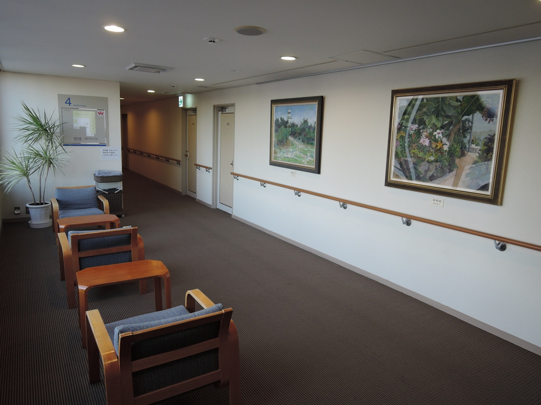 通路の展示された絵画