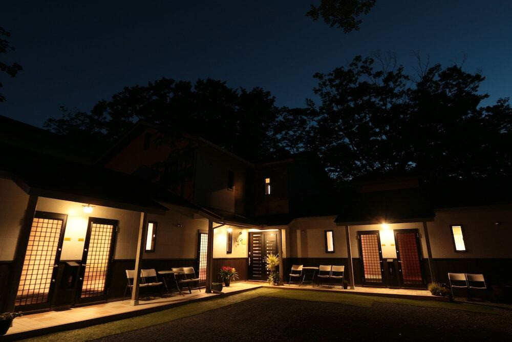 施設の正面 (日没後)