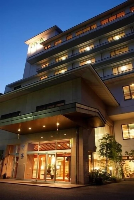 施設の正面 (日没後)