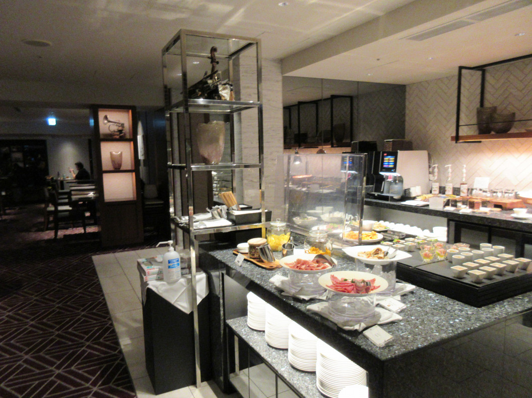 ラウンジでは軽食飲み物のバリエーション豊富