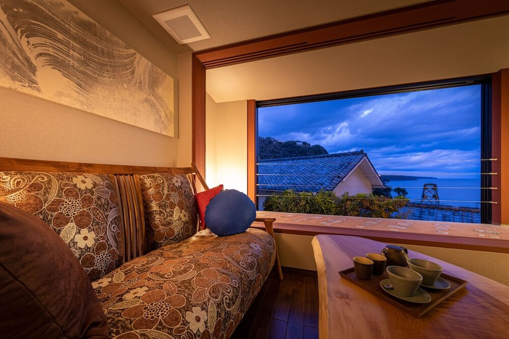 伊豆石の露天風呂付きキングサイズベッドルーム②