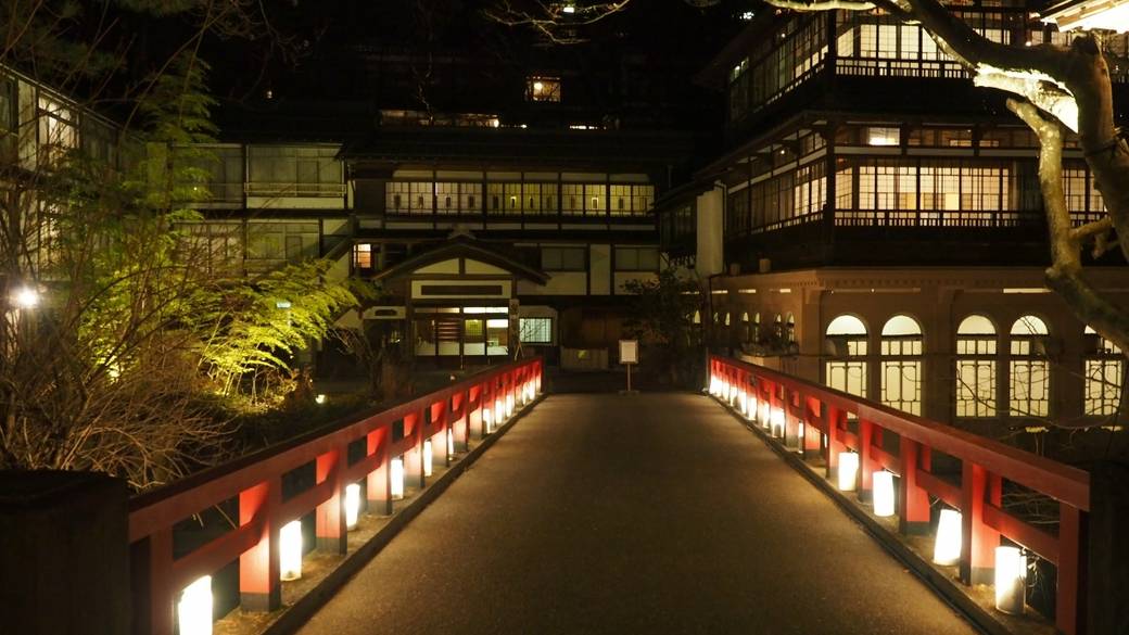 ライトアップされた
本館は必見！ / 2