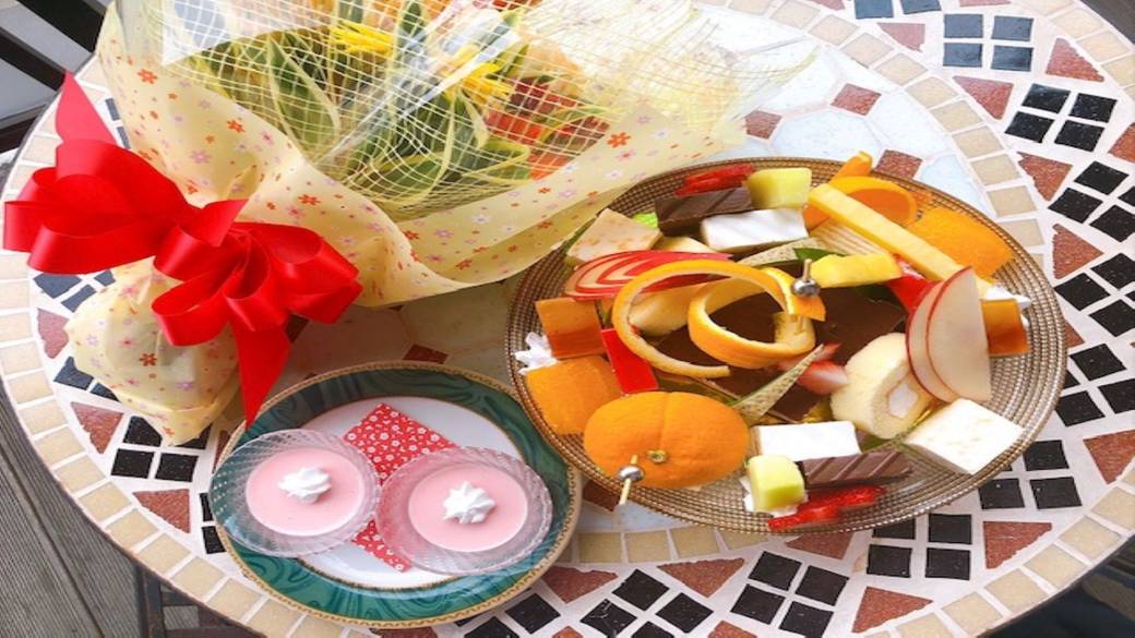 ケーキ&花束で
2人の記念日をお祝い / 2