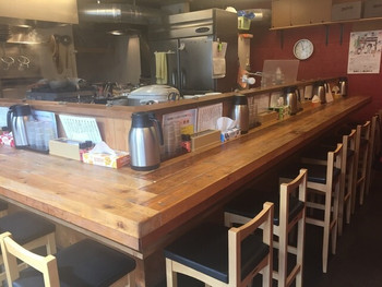 「ゆうすけ」内観 1202392 厨房が一望できる店内 大将けっこう結構ハニカミ屋さんです