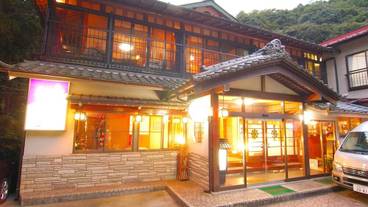 施設の正面 (日没後) / 1