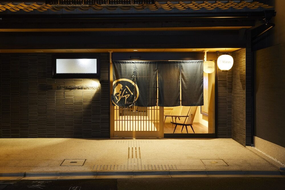 施設の正面 (日没後)