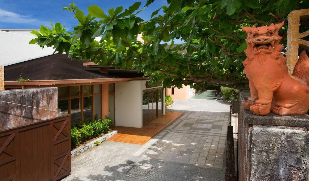 隠れ家風ホテルに
チェックイン / 4