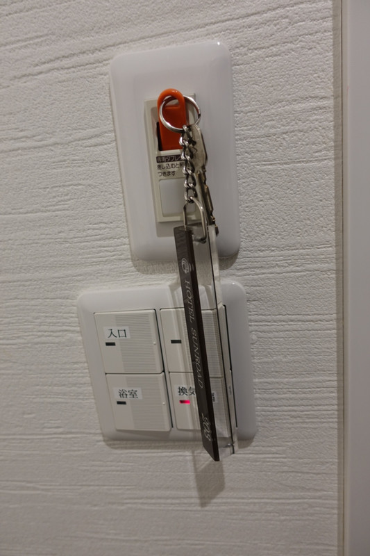 電源はバーを差し込むタイプ