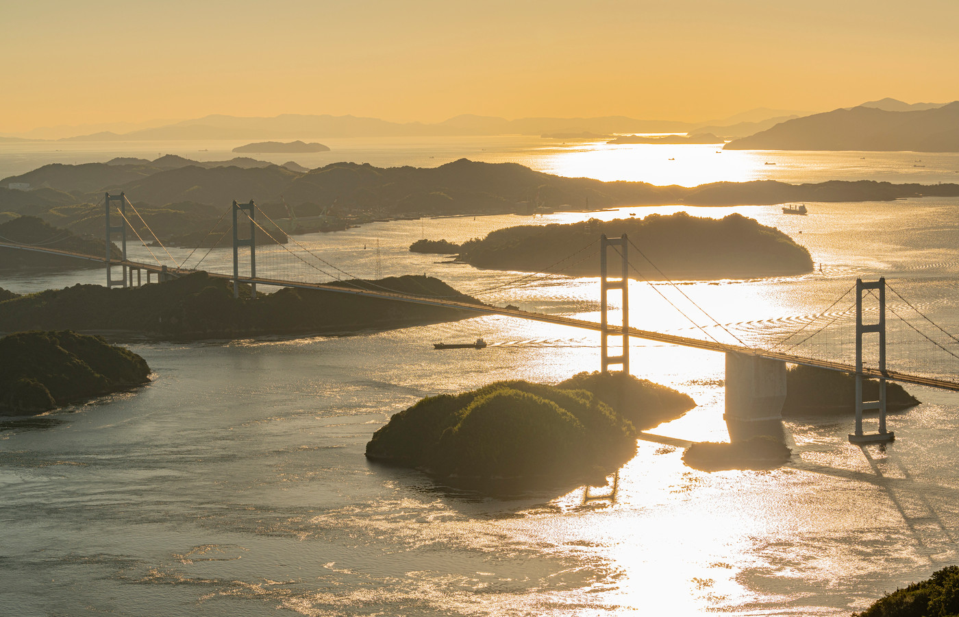 愛媛県今治市　亀老山展望公園から見る夕焼けに染まる瀬戸内海と来島海峡大橋