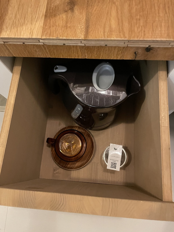 湯沸し器とティーカップとお茶　おしゃれです