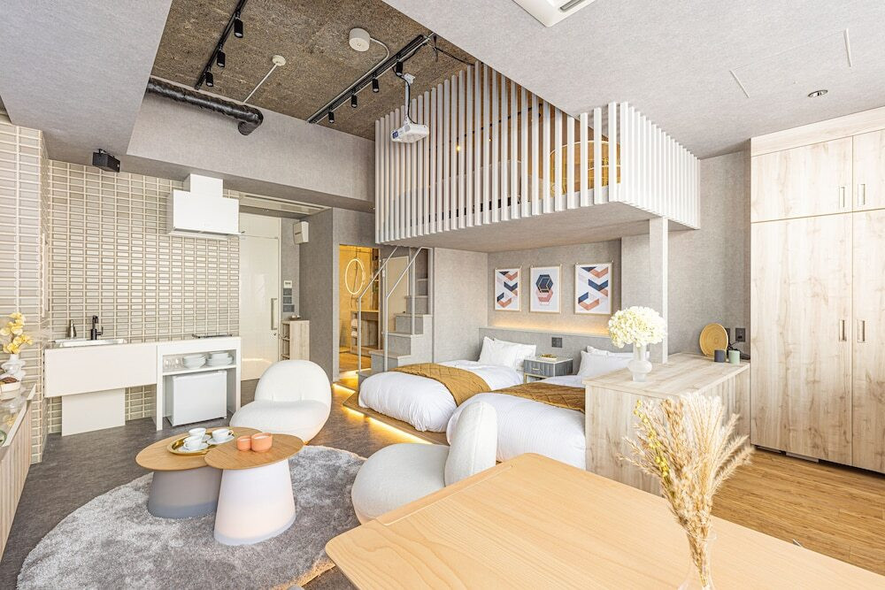 リノベーションした街中のビルに泊まる、ここだけの体験を4011513