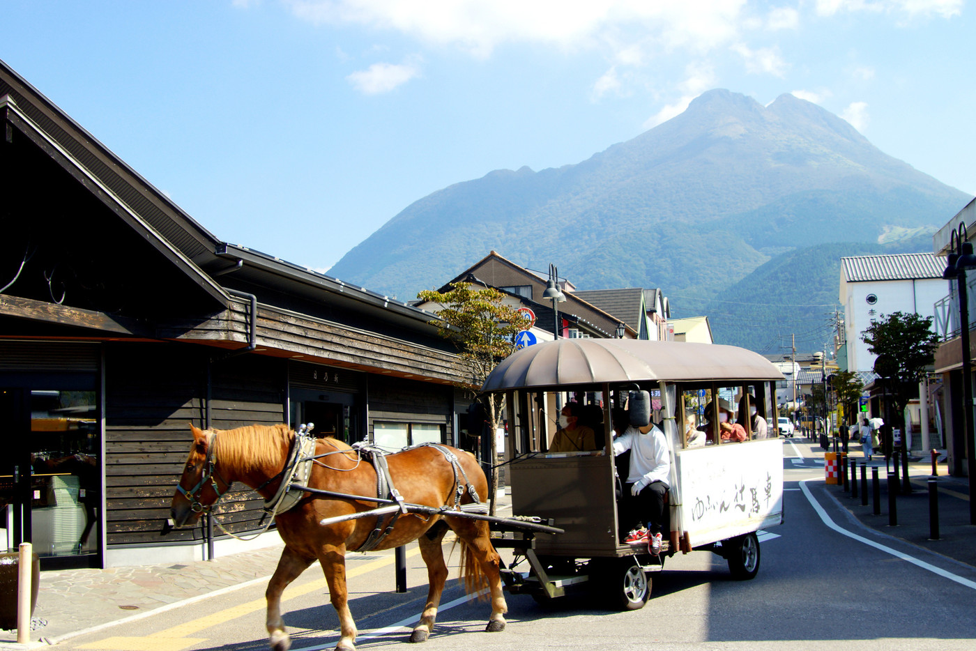 大分県　由布院駅前の町並み　辻馬車の通る風景