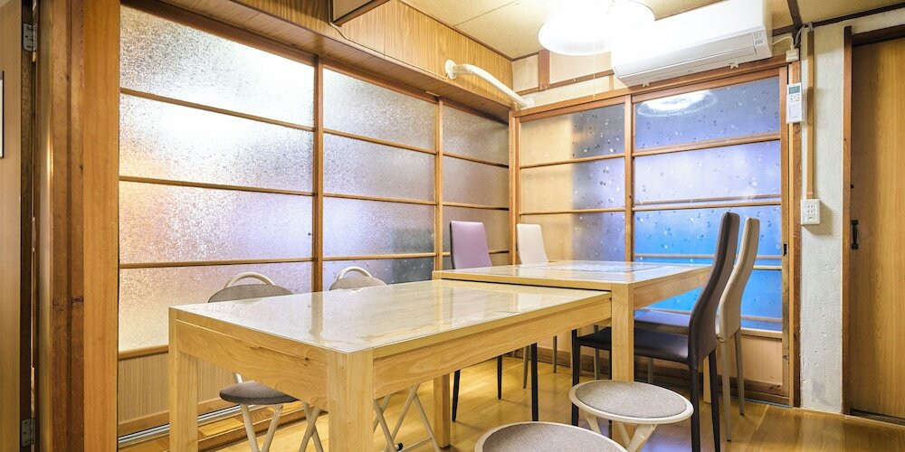 客室内のダイニングエリア