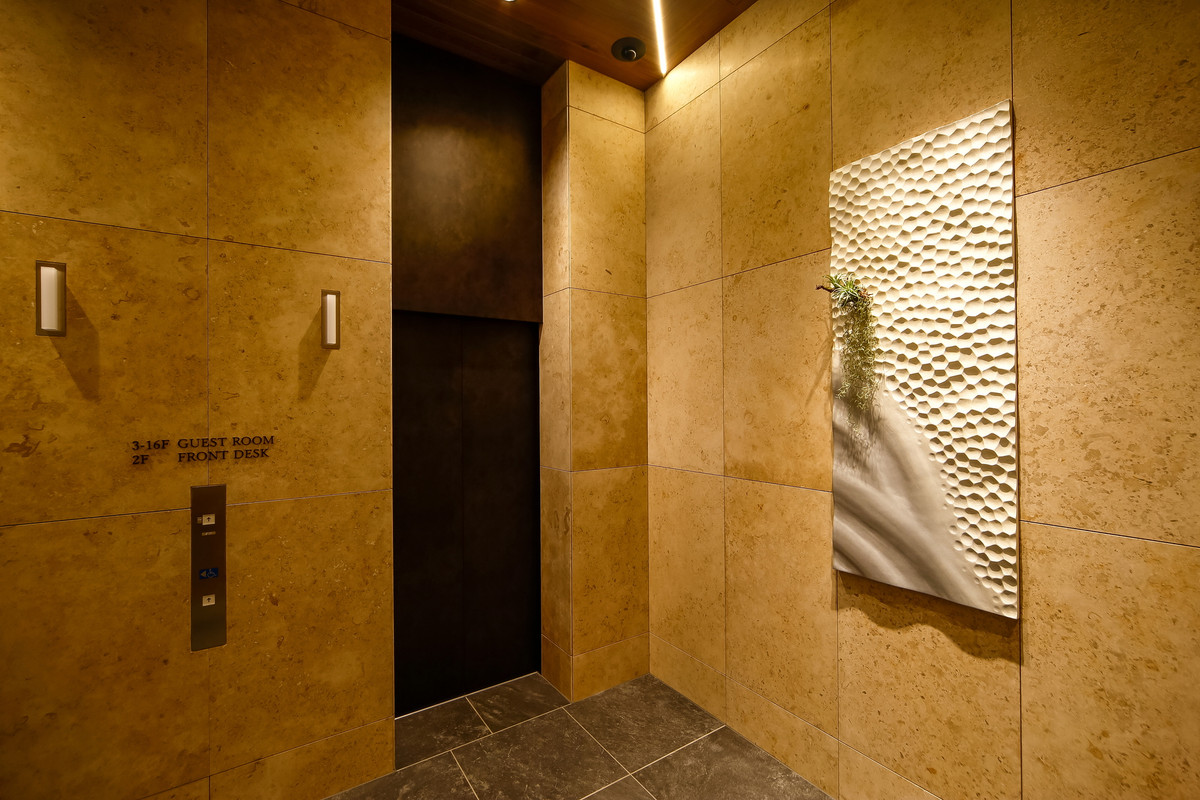 エレベーターホール①