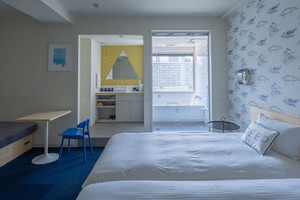 下町を眺めるビューバス付きの部屋